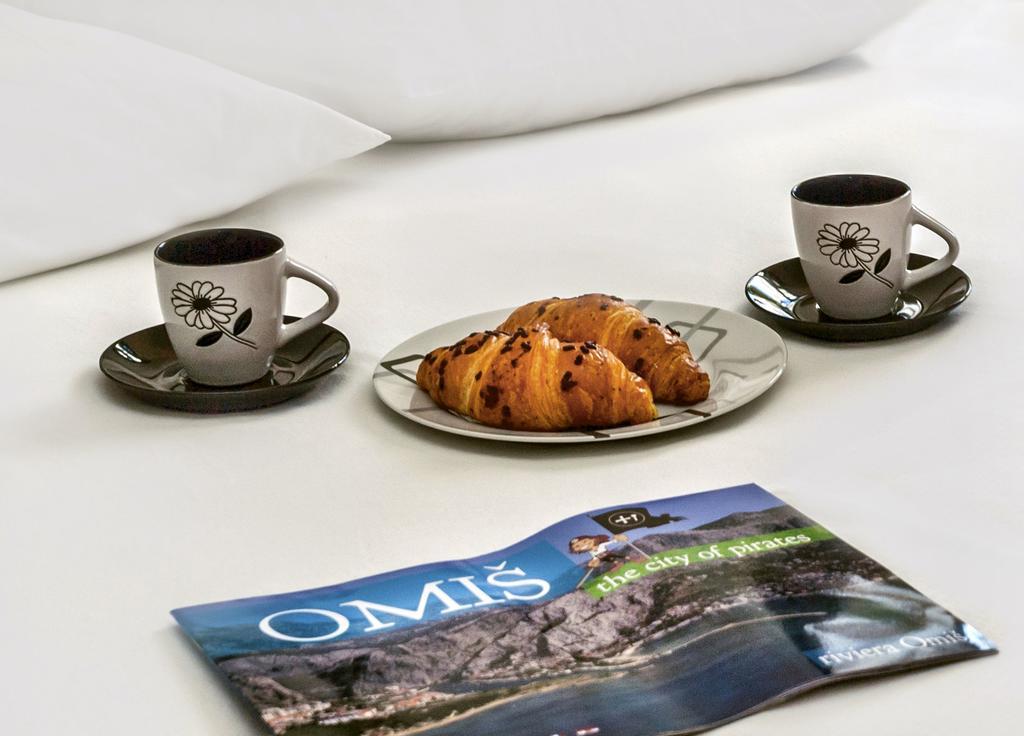 Apartment Lejo Omis Bagian luar foto