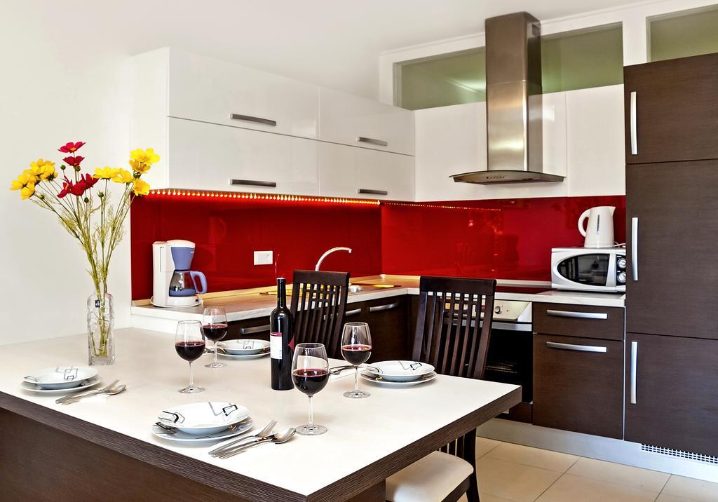 Apartment Lejo Omis Bagian luar foto