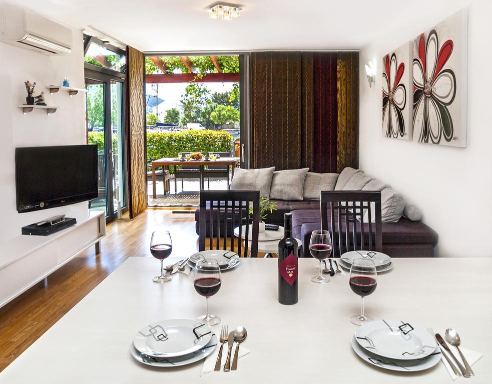 Apartment Lejo Omis Bagian luar foto