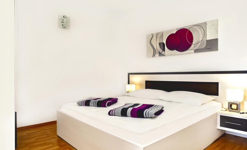 Apartment Lejo Omis Bagian luar foto