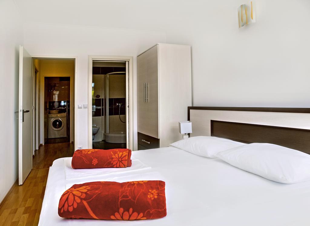 Apartment Lejo Omis Bagian luar foto