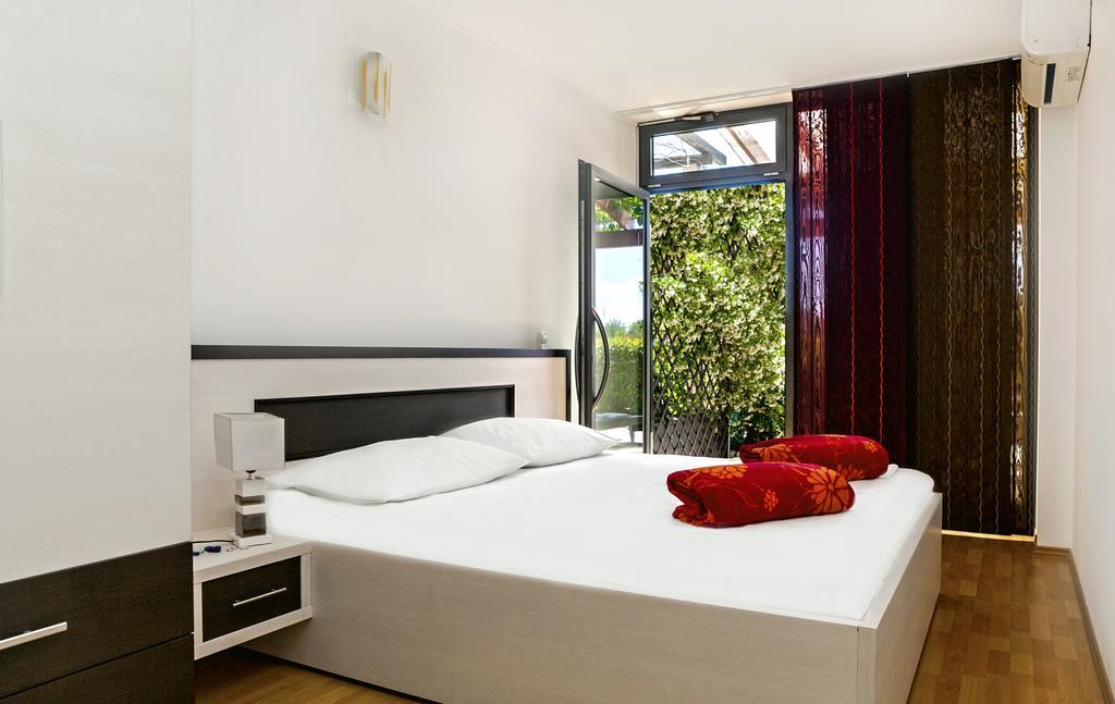 Apartment Lejo Omis Bagian luar foto